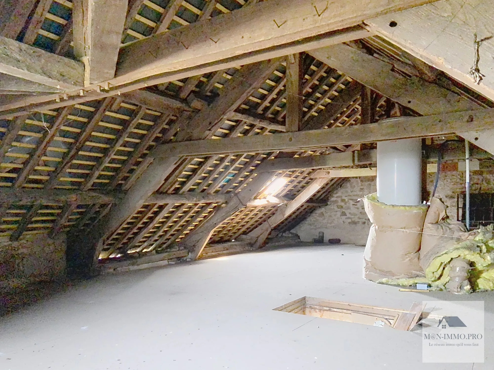 Maison en pierres à rénover à Les Portes du Coglais, 3 chambres, jardin et garage 