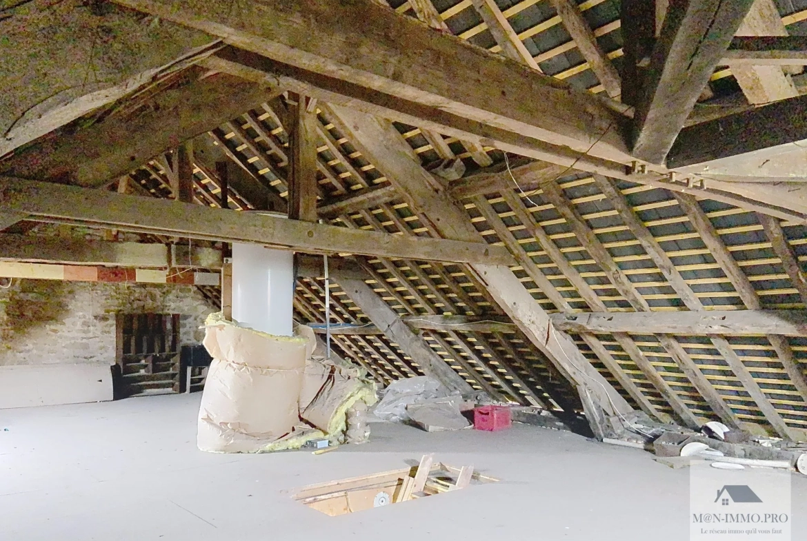 Maison en pierres à rénover à Les Portes du Coglais, 3 chambres, jardin et garage 