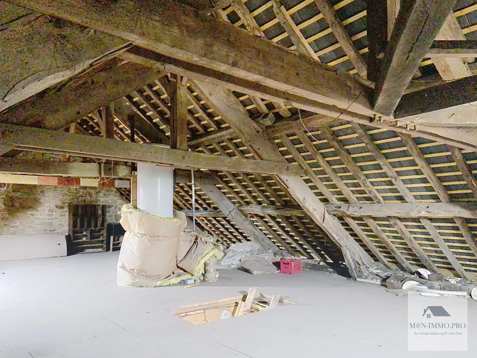 Maison en pierres à rénover à Les Portes du Coglais, 3 chambres, jardin et garage 