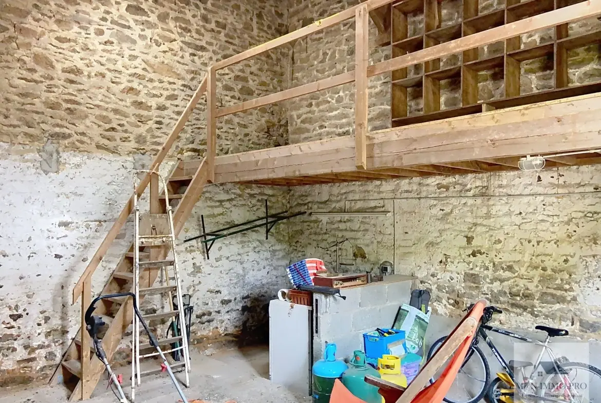 Maison en pierres à rénover à Les Portes du Coglais, 3 chambres, jardin et garage 