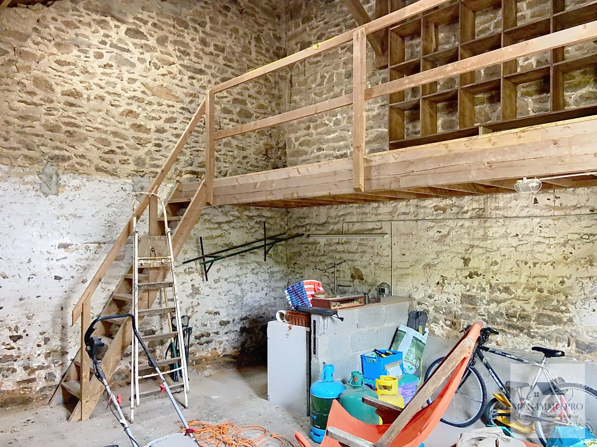 Maison en pierres à rénover à Les Portes du Coglais, 3 chambres, jardin et garage 