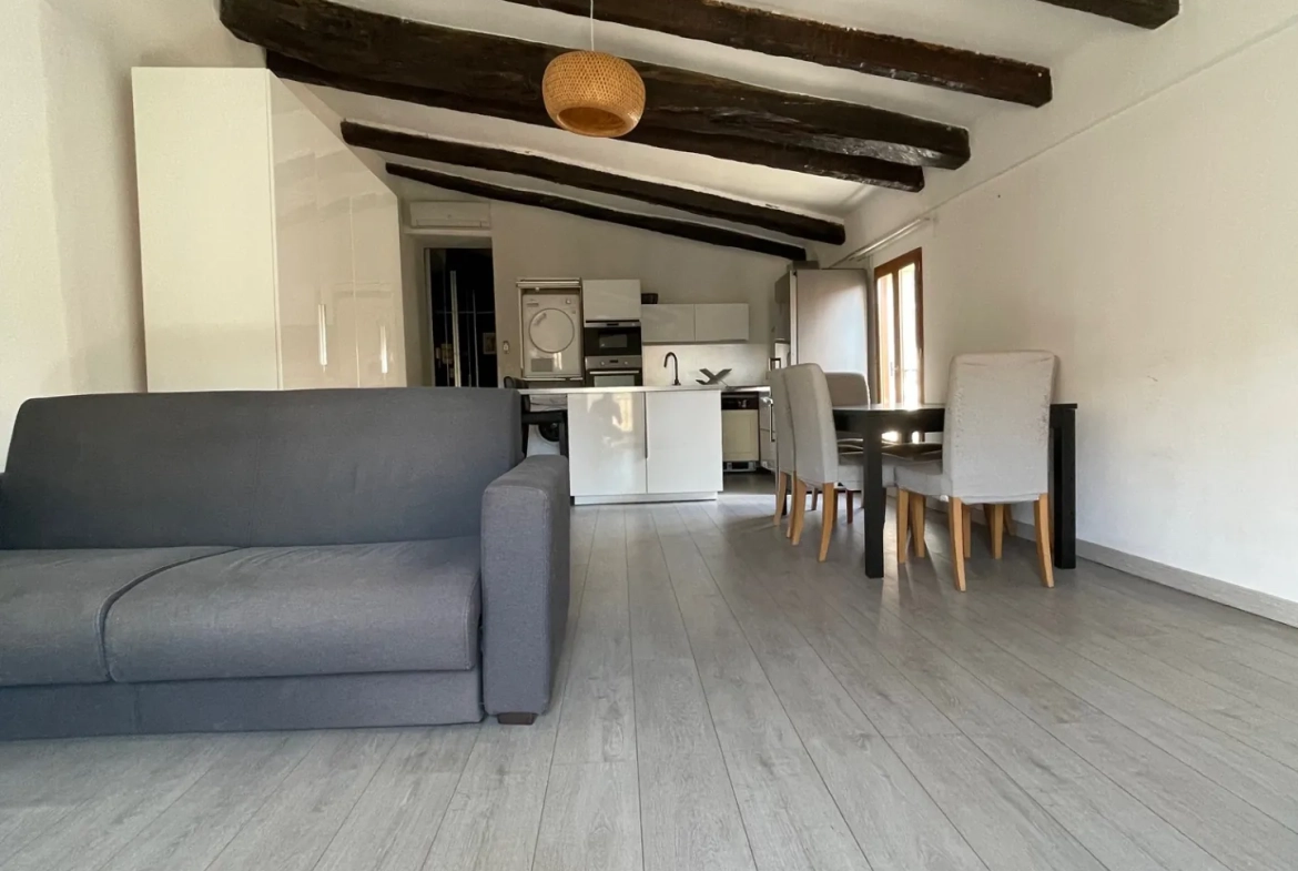 Appartement de 64 m² à Pézenas avec vue sur les toits et deux chambres 