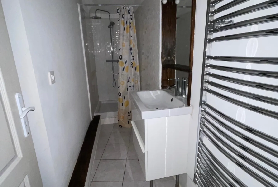 Appartement de 64 m² à Pézenas avec vue sur les toits et deux chambres 