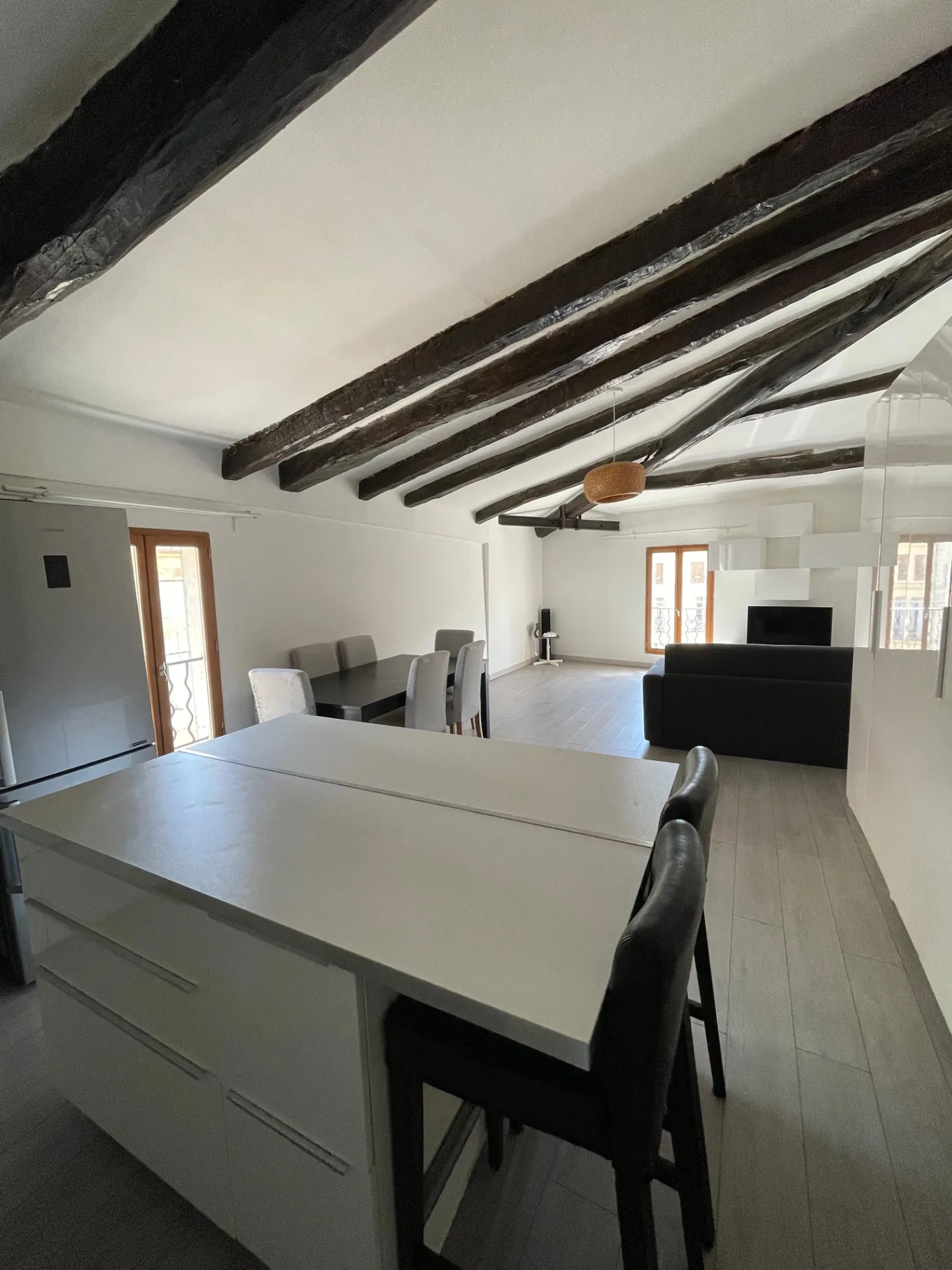 Appartement de 64 m² à Pézenas avec vue sur les toits et deux chambres 