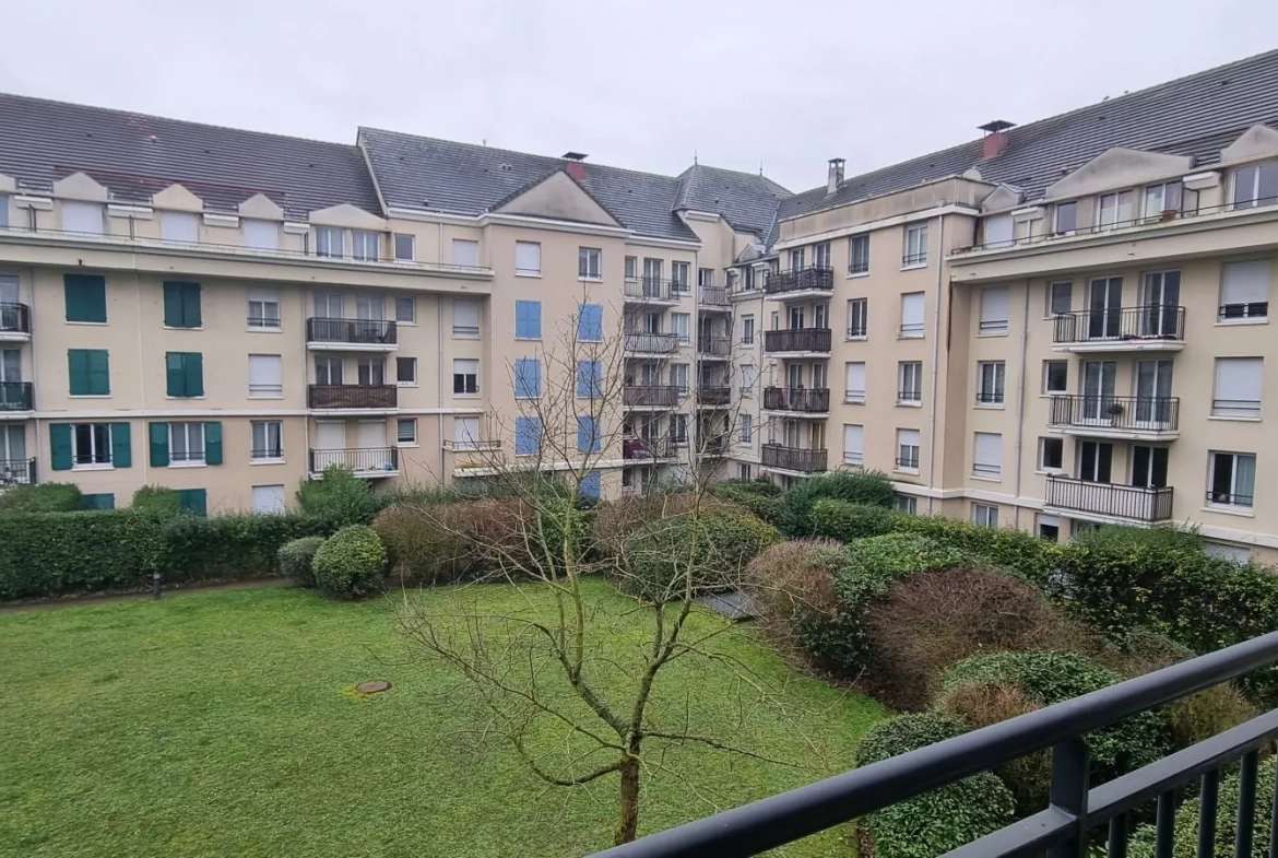 Appartement 3 pièces avec balcon à vendre à Osny, quartier Les Louvrais 