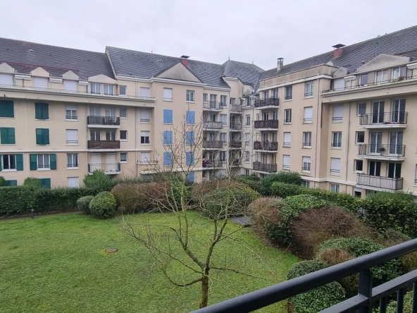Appartement 3 pièces avec balcon à vendre à Osny, quartier Les Louvrais