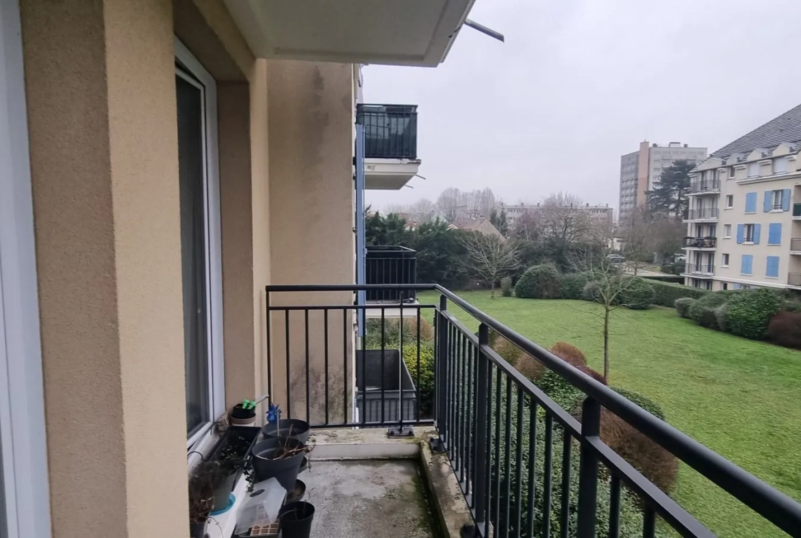 Appartement 3 pièces avec balcon à vendre à Osny, quartier Les Louvrais 
