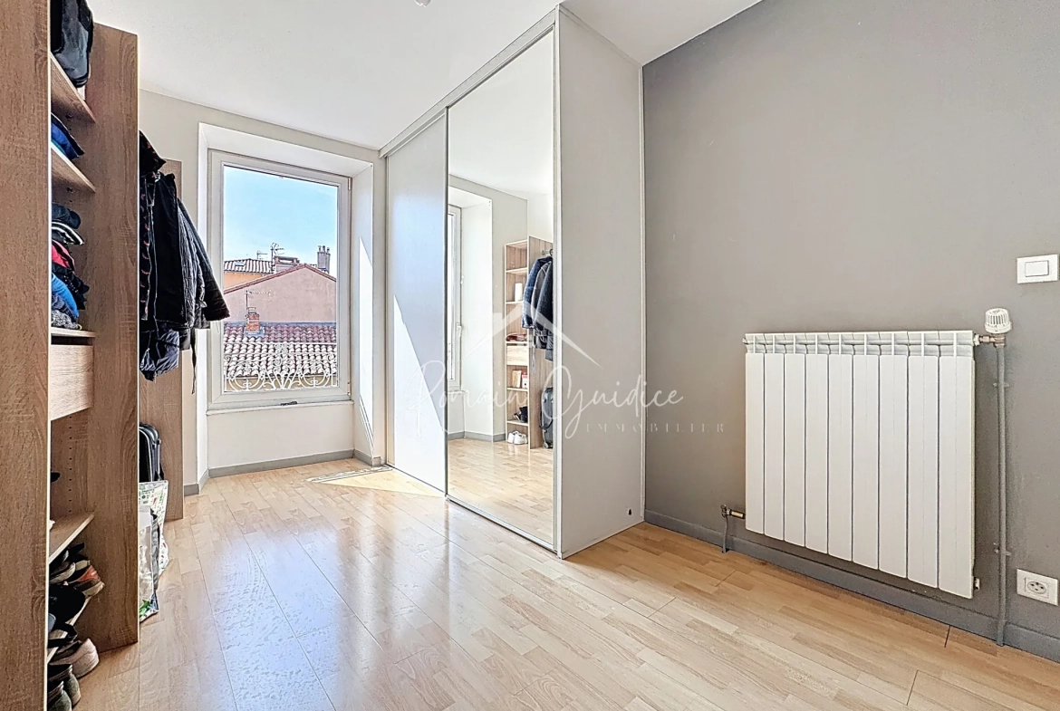 Appartement F3 lumineux de 72 m² à Millau avec balcon et caves 