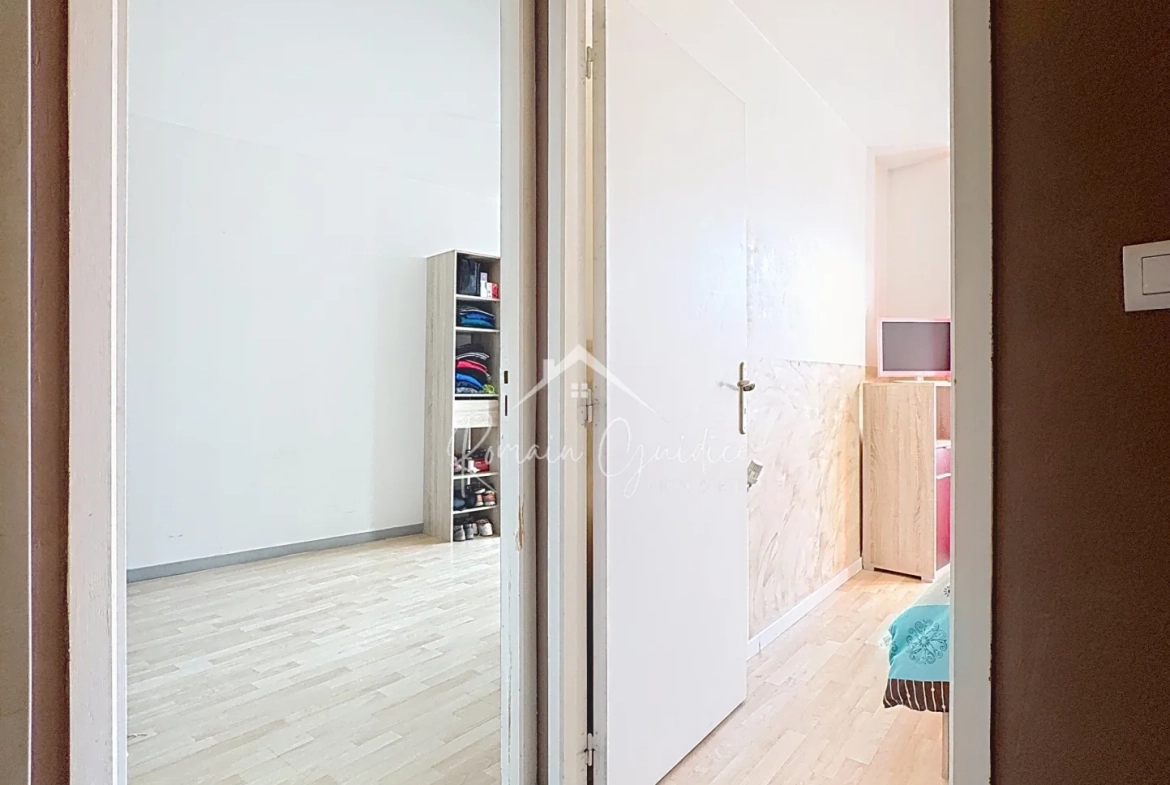 Appartement F3 lumineux de 72 m² à Millau avec balcon et caves 