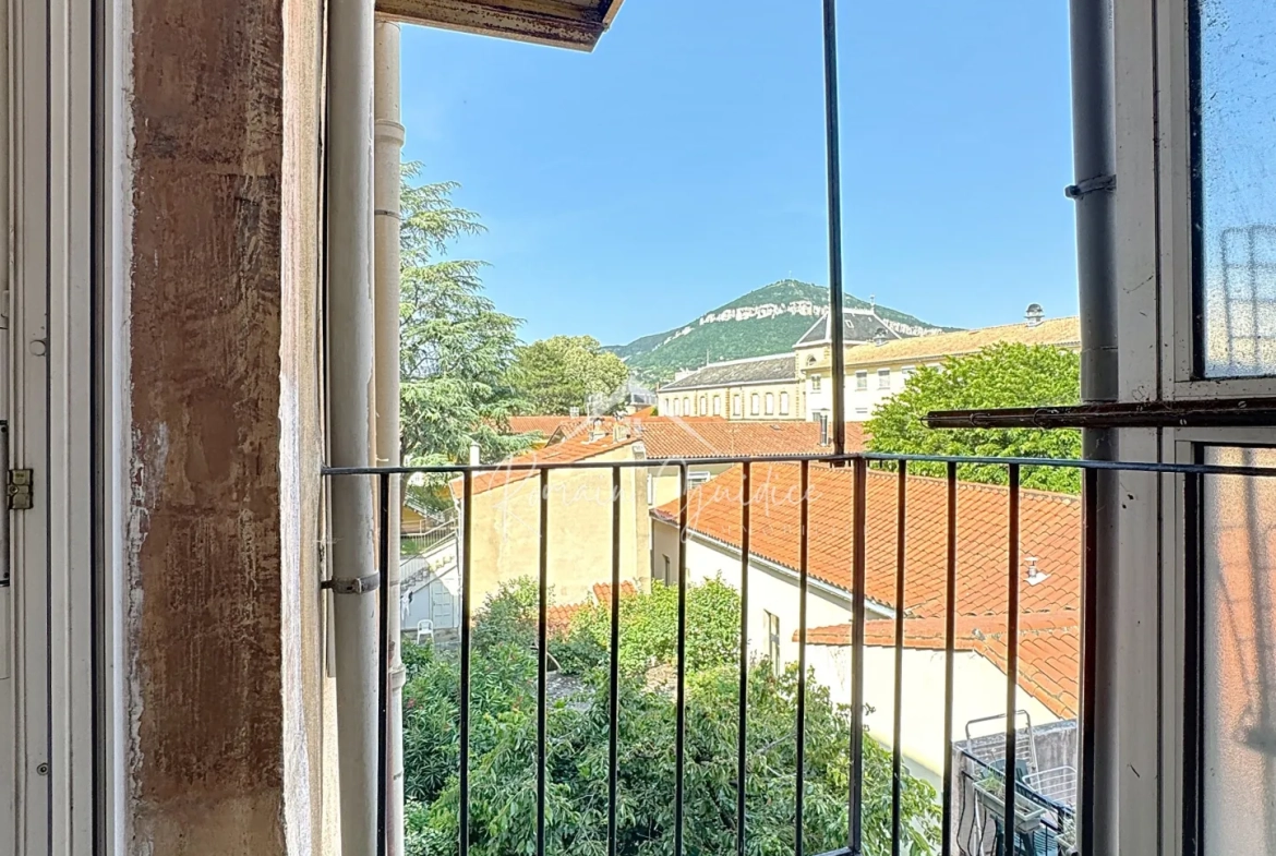 Appartement F3 lumineux de 72 m² à Millau avec balcon et caves 