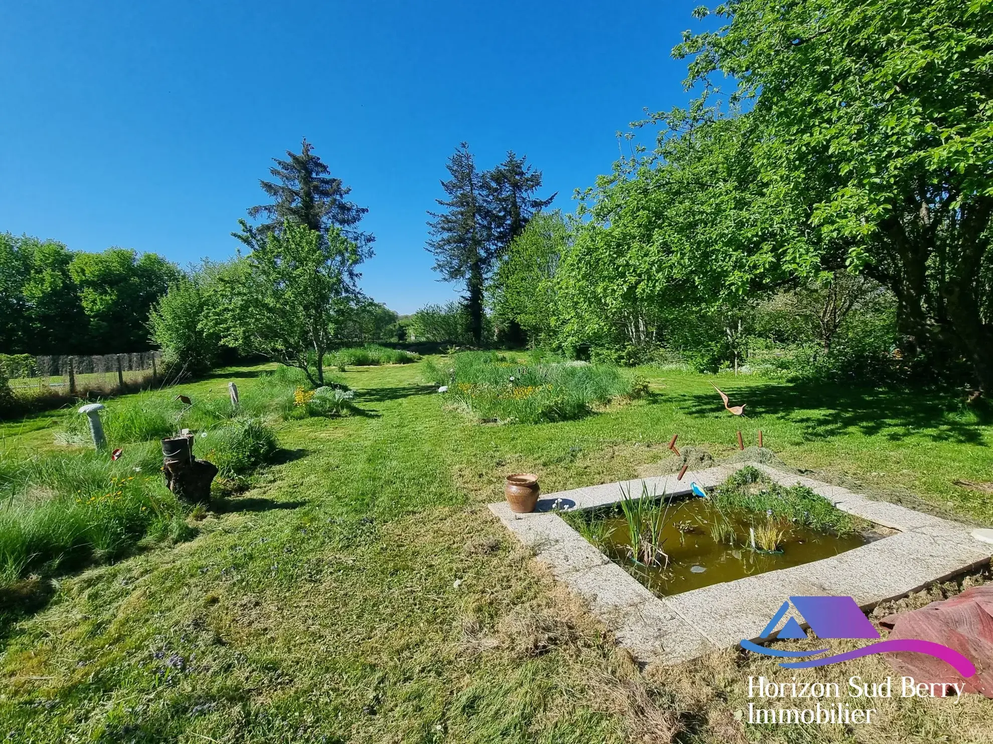 Maison de plain-pied avec dépendance et jardin à Aigurande 