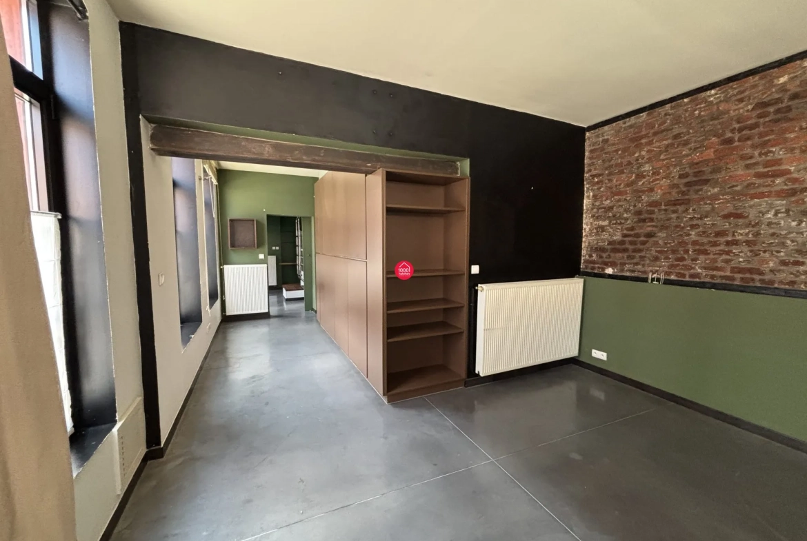 Loft industriel de 66 m² avec 2 chambres, rénové dans une ancienne usine à Roubaix 
