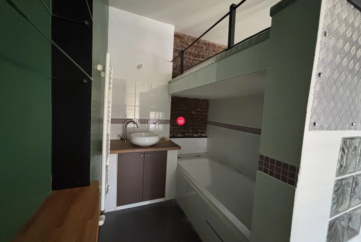 Loft industriel de 66 m² avec 2 chambres, rénové dans une ancienne usine à Roubaix 