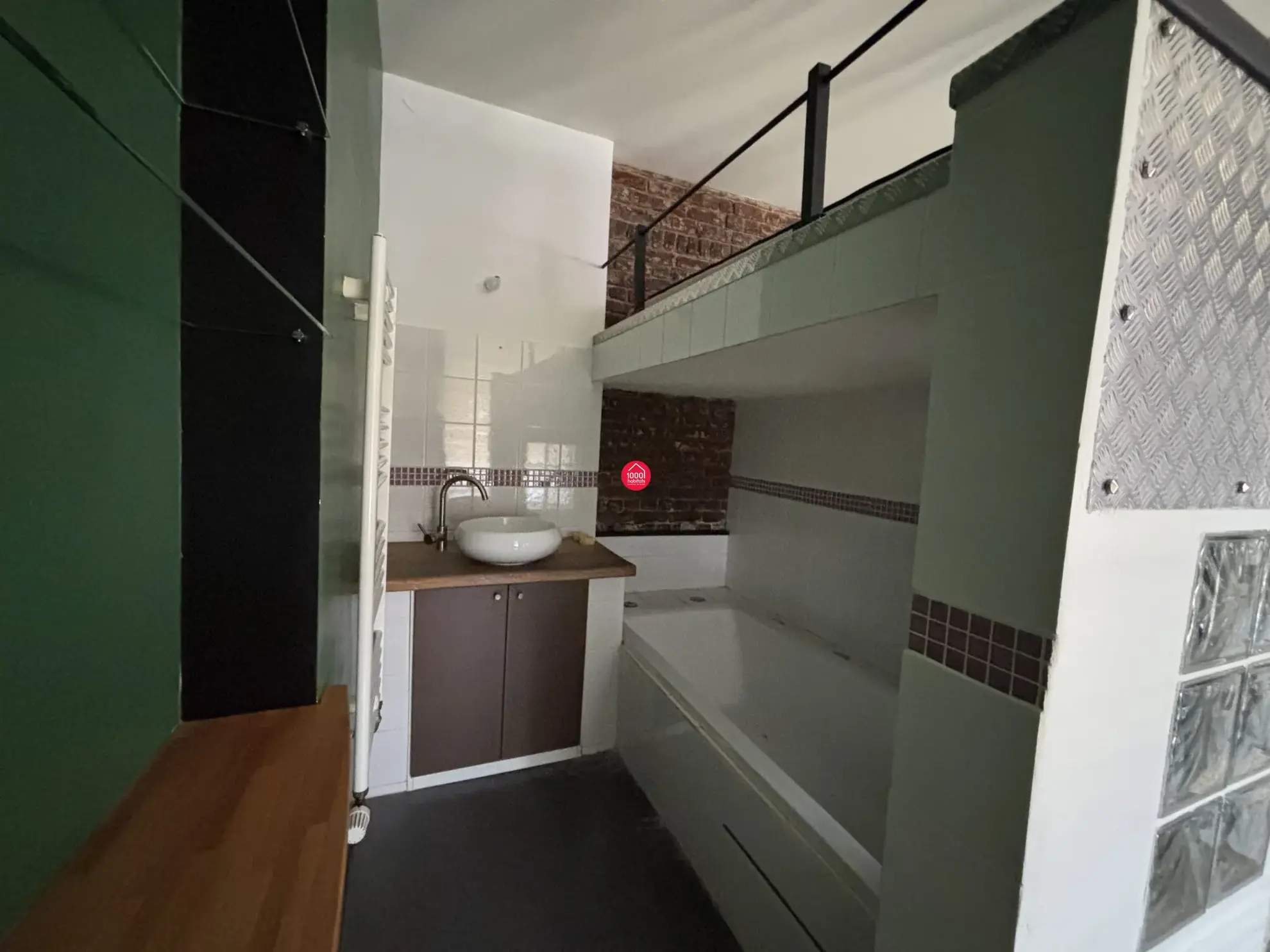 Loft industriel de 66 m² avec 2 chambres, rénové dans une ancienne usine à Roubaix 