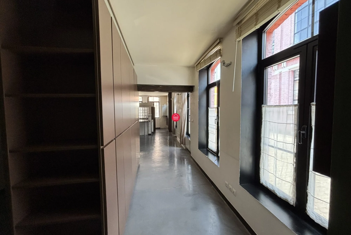 Loft industriel de 66 m² avec 2 chambres, rénové dans une ancienne usine à Roubaix 