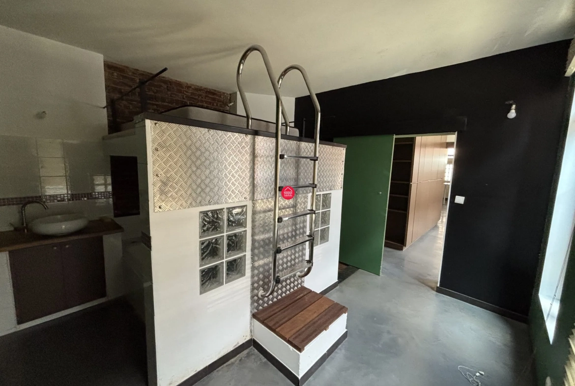 Loft industriel de 66 m² avec 2 chambres, rénové dans une ancienne usine à Roubaix 