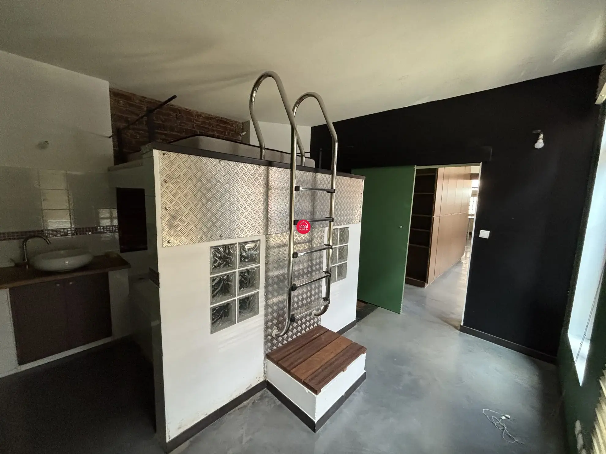 Loft industriel de 66 m² avec 2 chambres, rénové dans une ancienne usine à Roubaix 