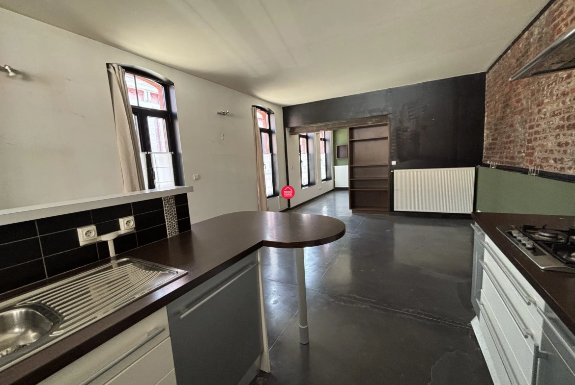 Loft industriel de 66 m² avec 2 chambres, rénové dans une ancienne usine à Roubaix 