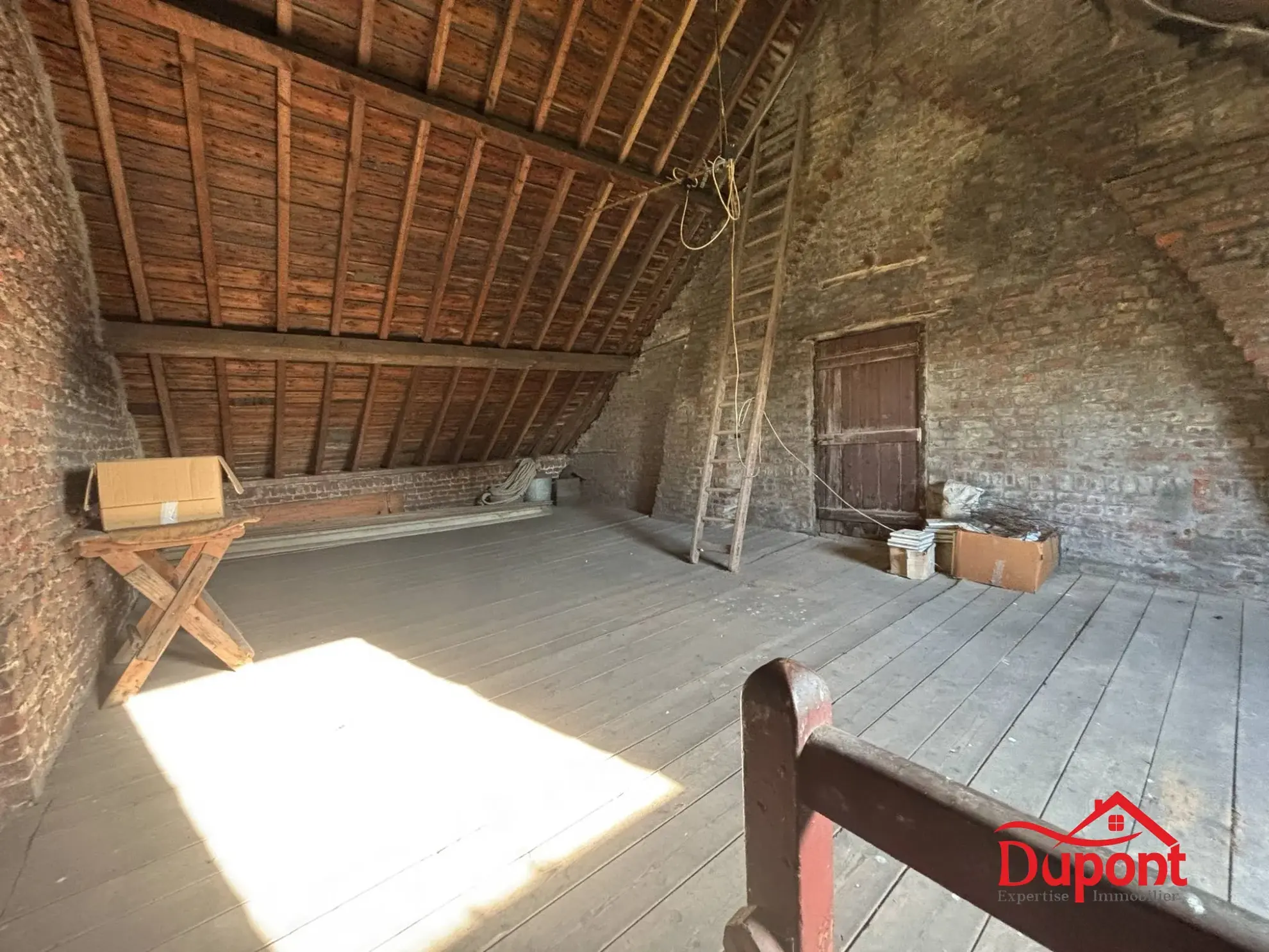 Maison semi-individuelle à Haveluy avec grand jardin et potentiel de rénovation 