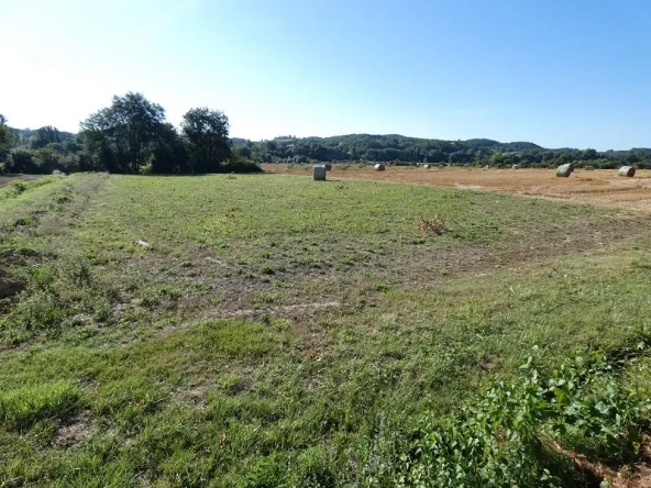 Terrain constructible de 2900 m² avec vue sur les Pyrénées à Sansan