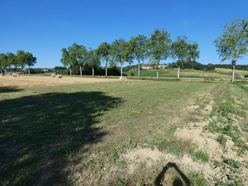 Terrain constructible de 2900 m² avec vue sur les Pyrénées à Sansan 