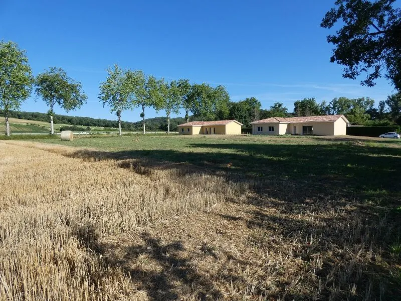 Terrain constructible de 2900 m² avec vue sur les Pyrénées à Sansan 