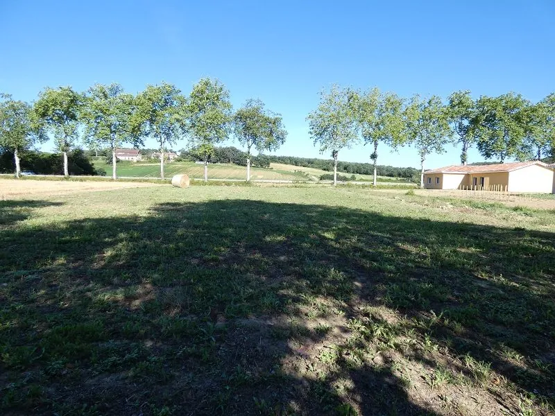 Terrain constructible de 2900 m² avec vue sur les Pyrénées à Sansan 