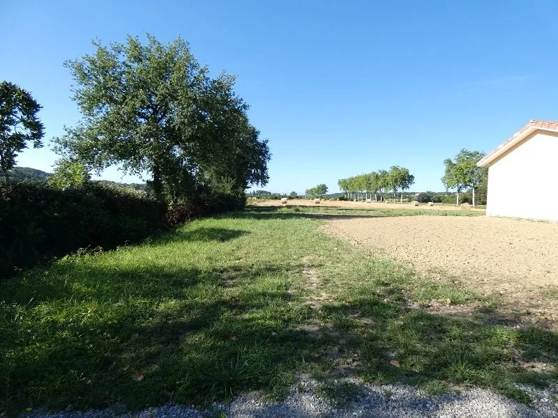 Terrain constructible de 2900 m² avec vue sur les Pyrénées à Sansan 