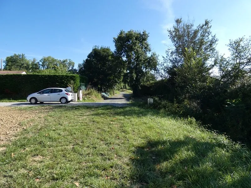 Terrain constructible de 2900 m² avec vue sur les Pyrénées à Sansan 
