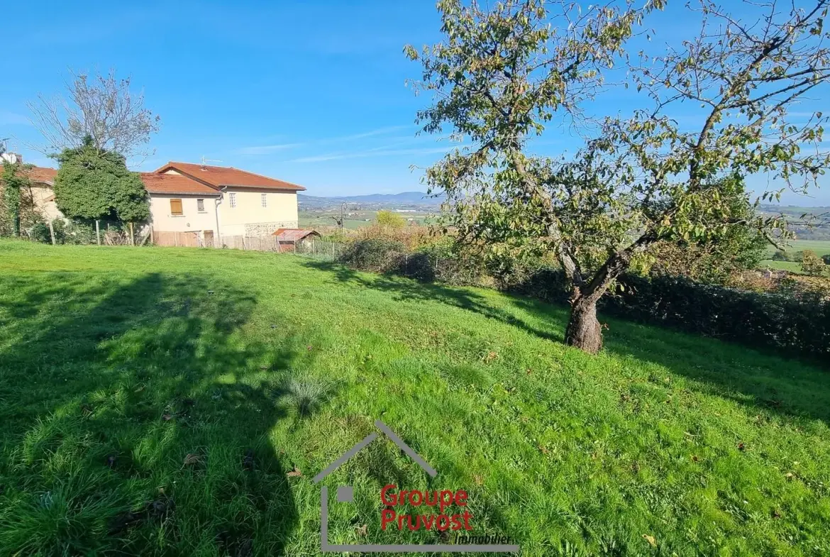 Terrain constructible de 586 m² à Saint Romain de Popey avec vue panoramique 