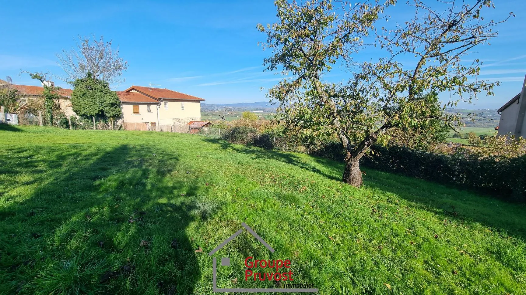 Terrain constructible de 586 m² à Saint Romain de Popey avec vue panoramique 