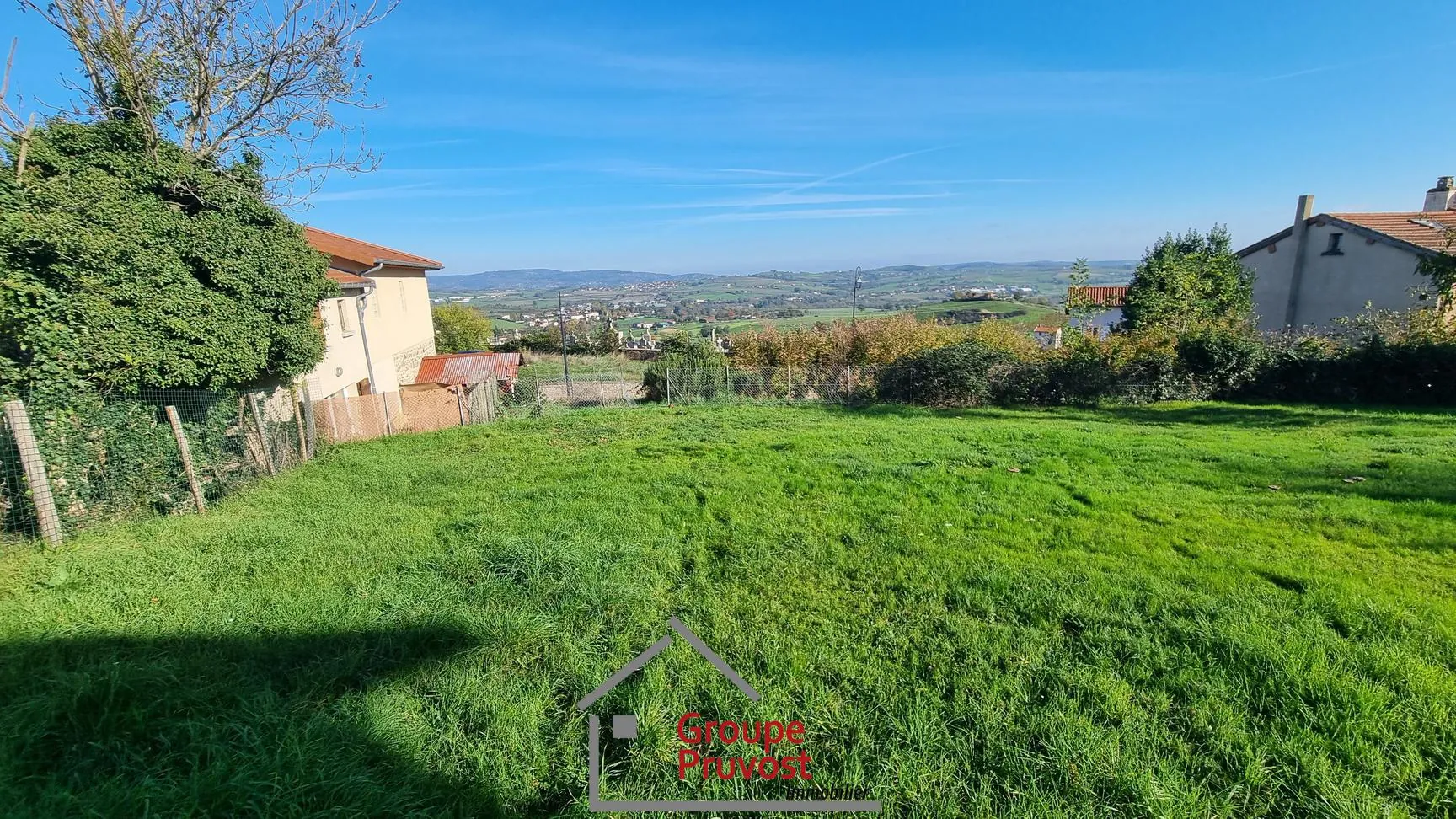Terrain constructible de 586 m² à Saint Romain de Popey avec vue panoramique 