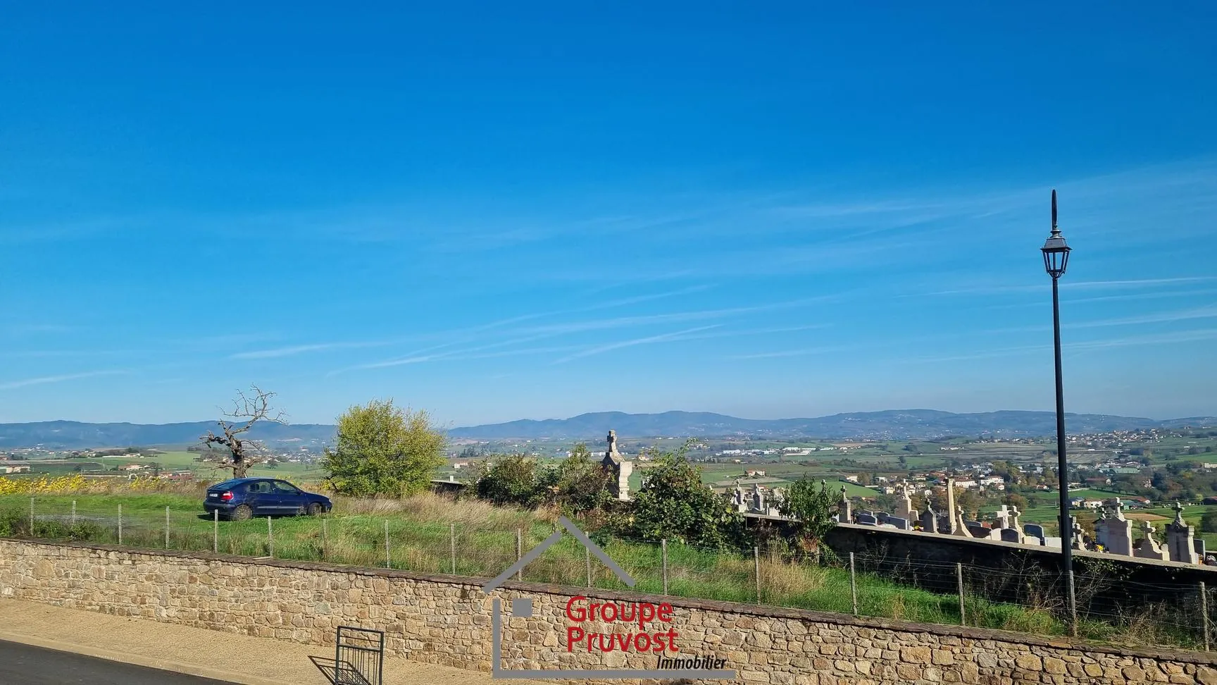 Terrain constructible de 586 m² à Saint Romain de Popey avec vue panoramique 