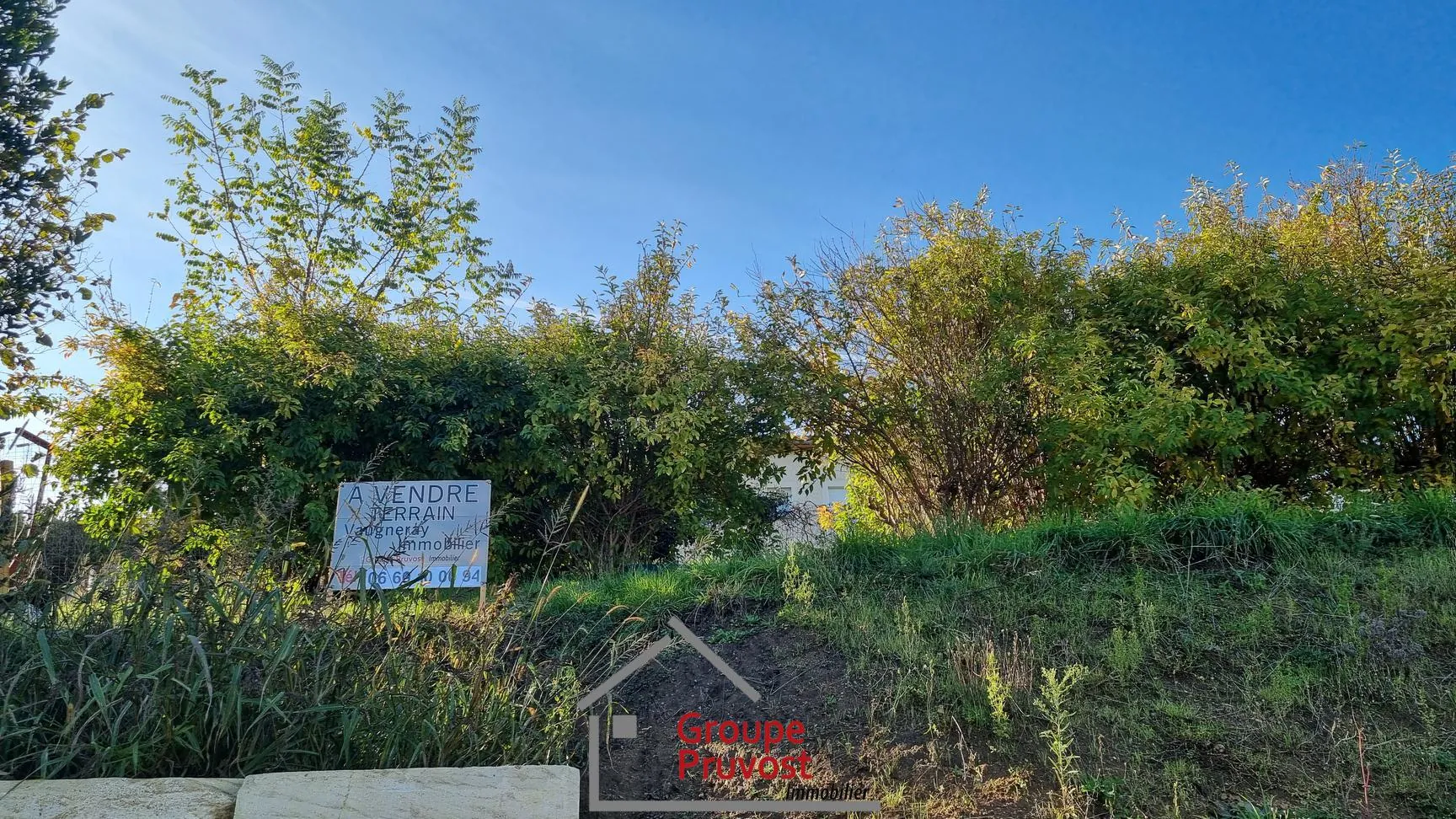 Terrain constructible de 586 m² à Saint Romain de Popey avec vue panoramique 