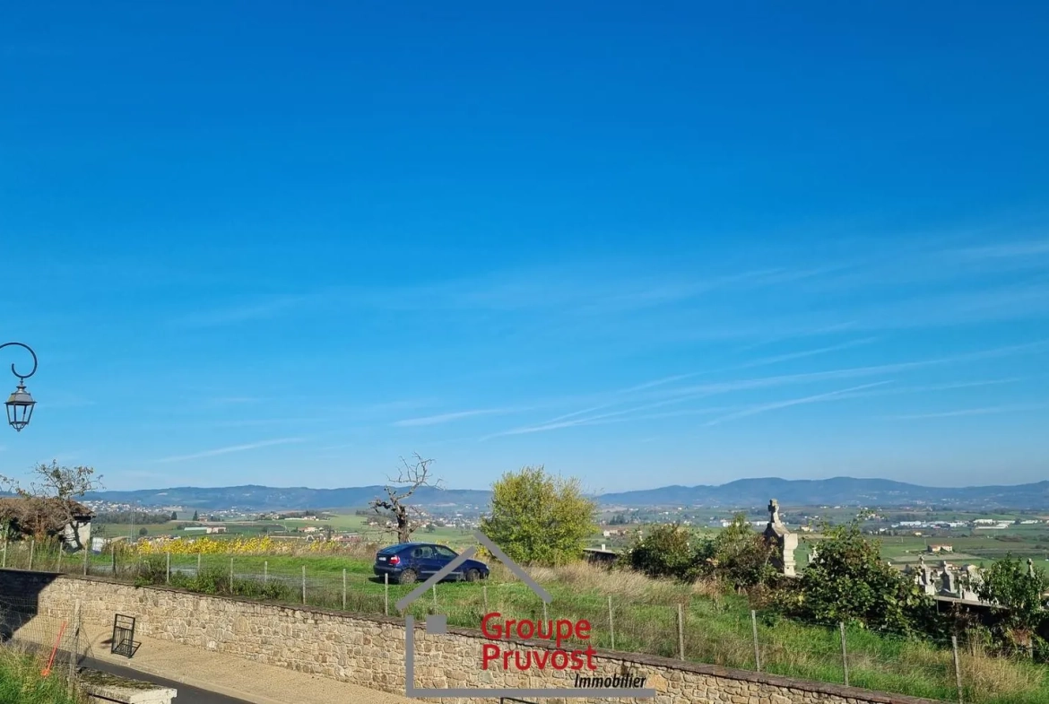 Terrain constructible de 586 m² à Saint Romain de Popey avec vue panoramique 