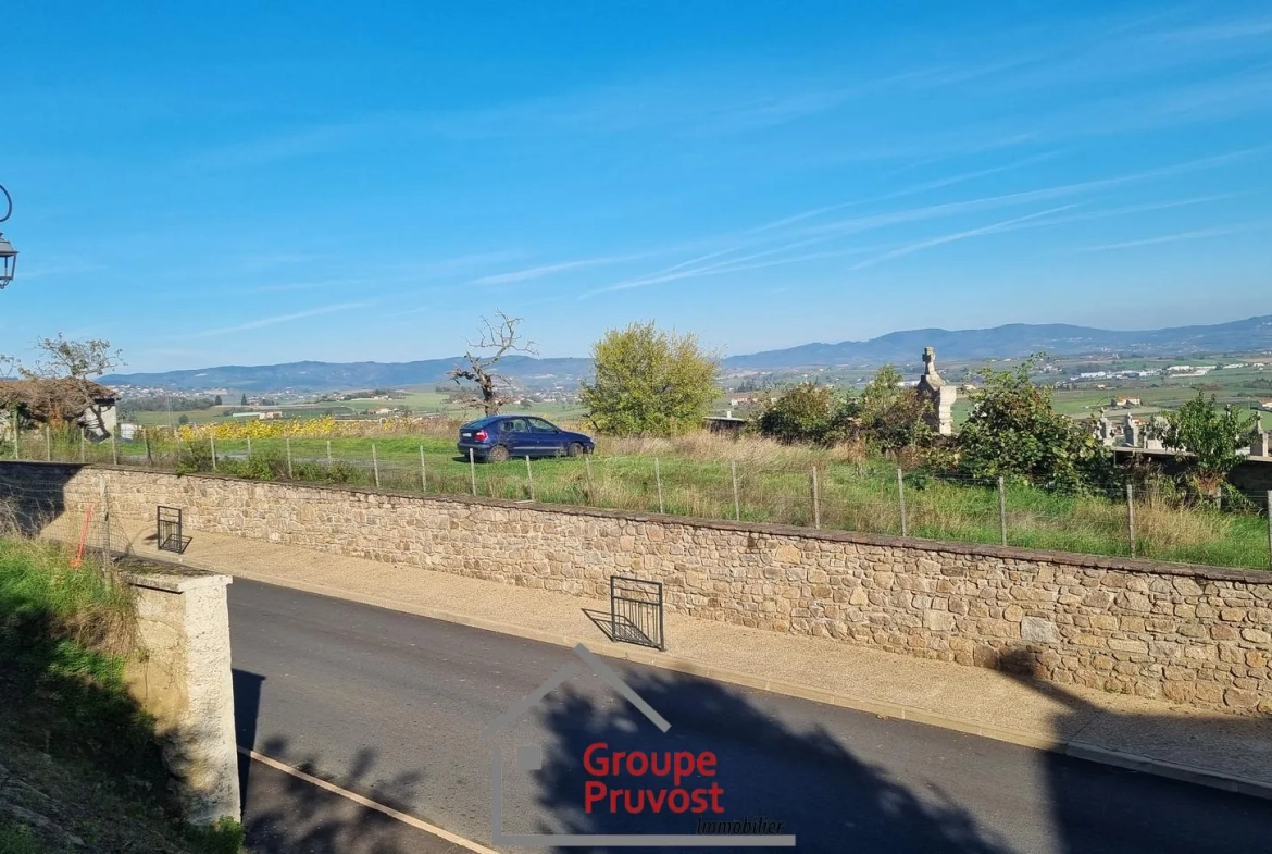 Terrain constructible de 586 m² à Saint Romain de Popey avec vue panoramique 