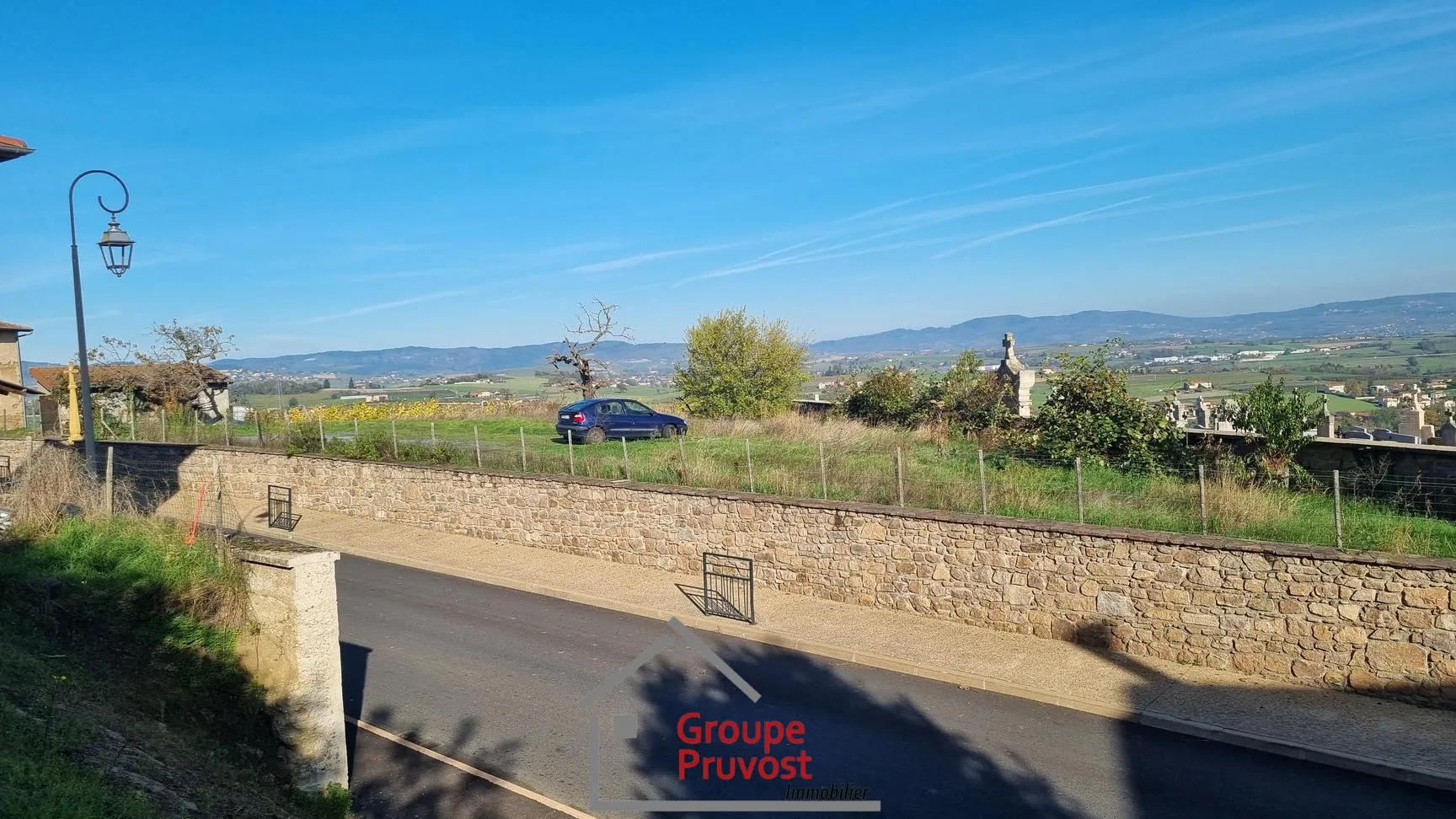 Terrain constructible de 586 m² à Saint Romain de Popey avec vue panoramique 
