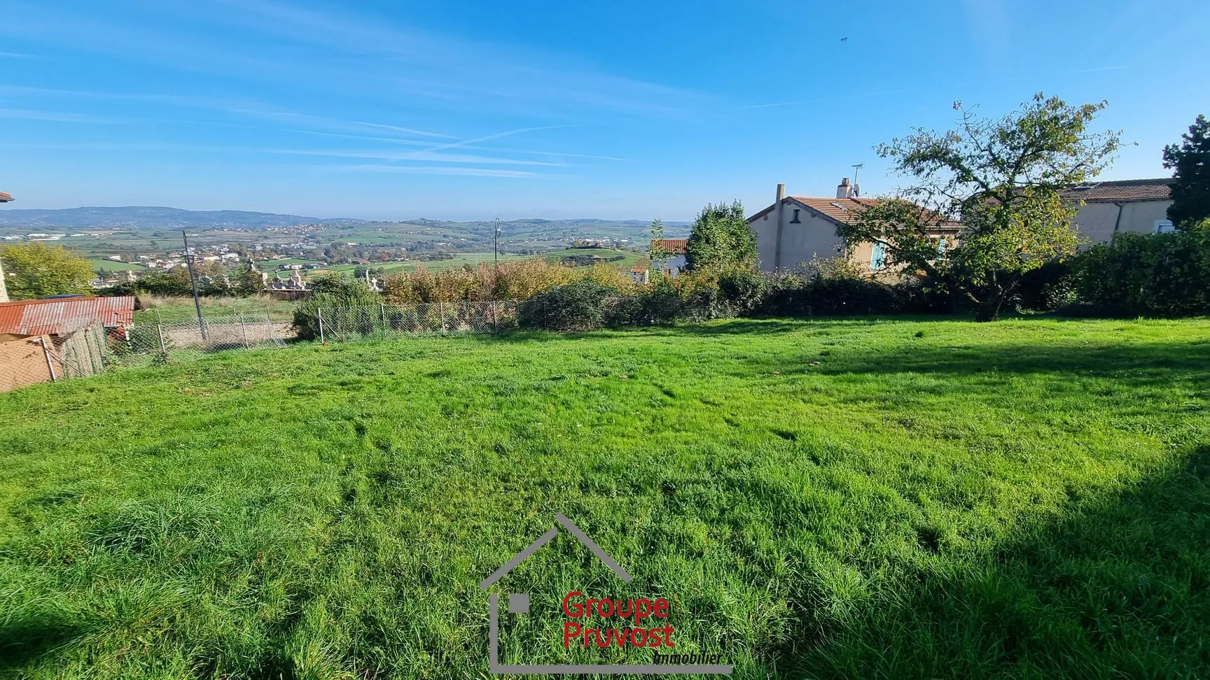 Terrain constructible de 586 m² à Saint Romain de Popey avec vue panoramique 