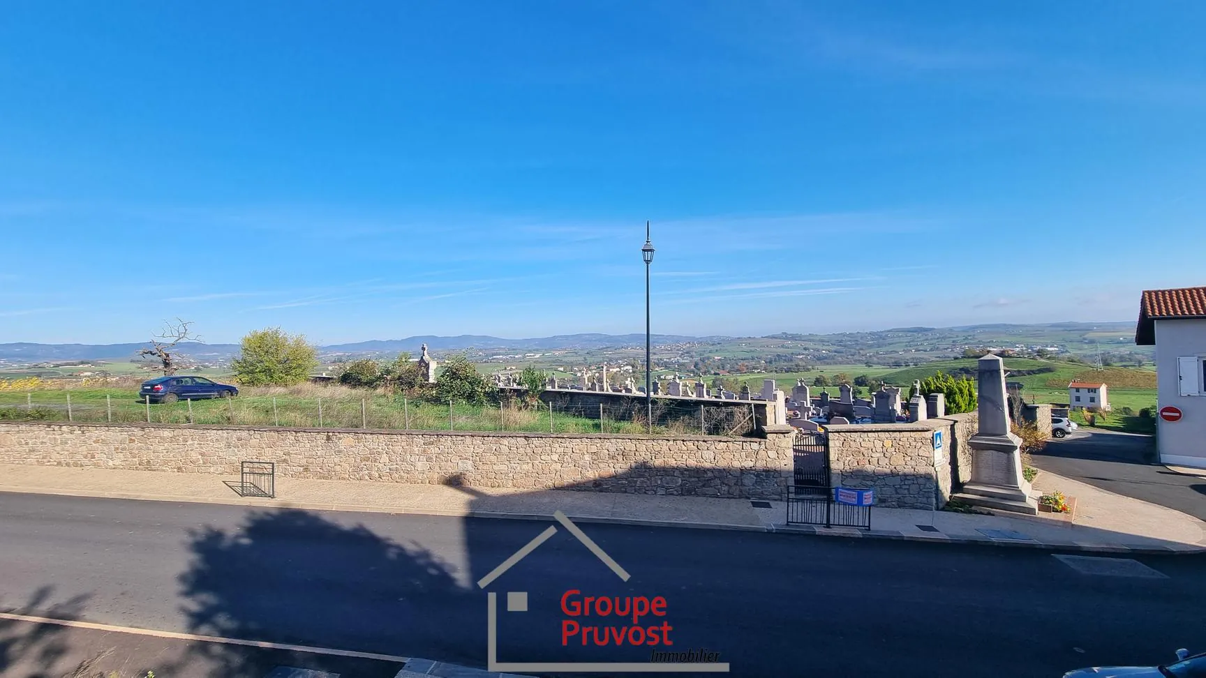 Terrain constructible de 586 m² à Saint Romain de Popey avec vue panoramique 