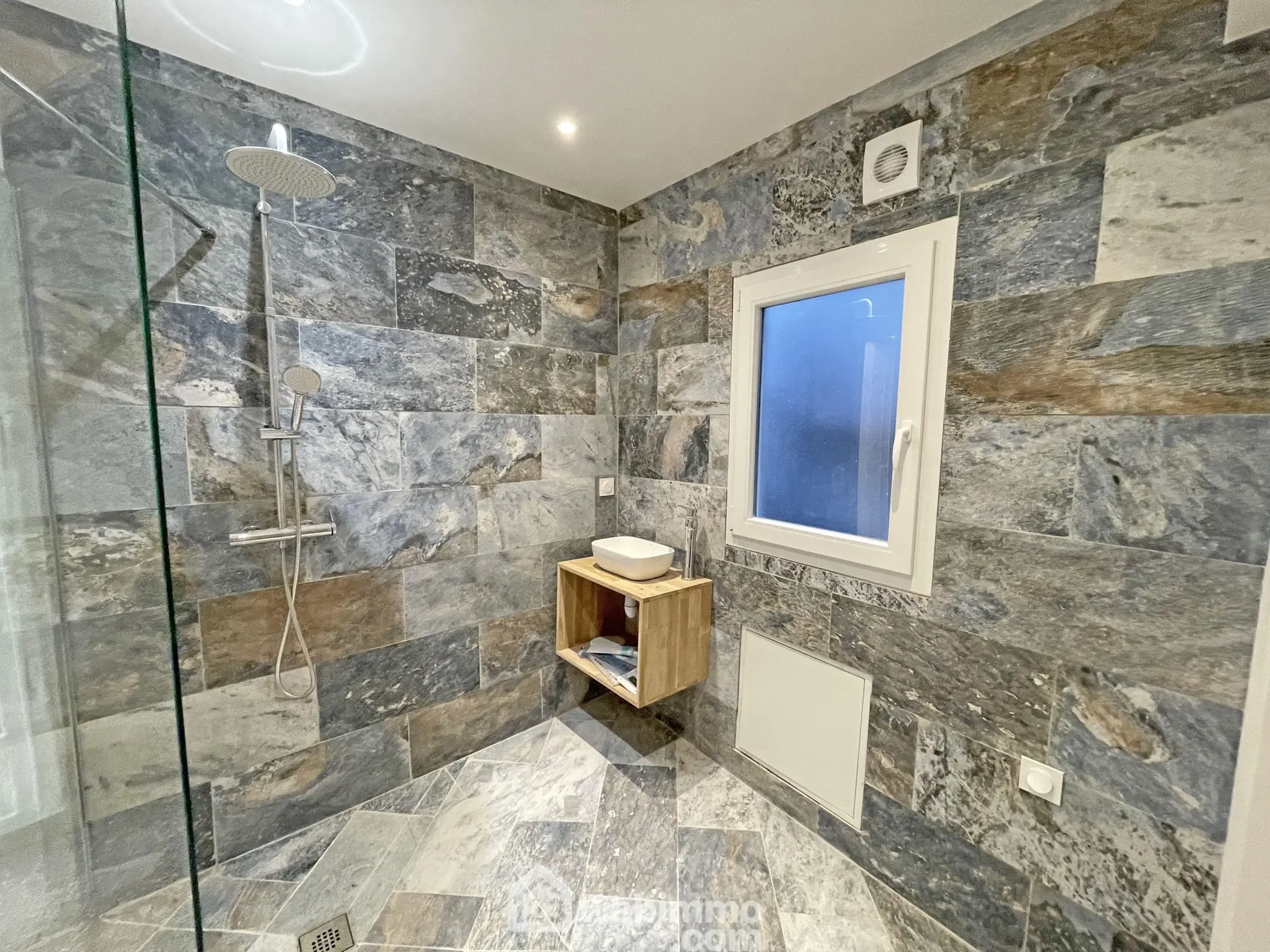 Appartement en triplex de 104 m² à Vendre à L'Isle-sur-la-Sorgue - Rénové et lumineux 