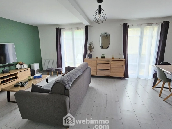 Maison à vendre de 90m² à Pringy, proche des commerces avec jardin et garage