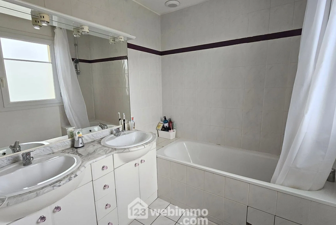 Maison à vendre de 90m² à Pringy, proche des commerces avec jardin et garage 