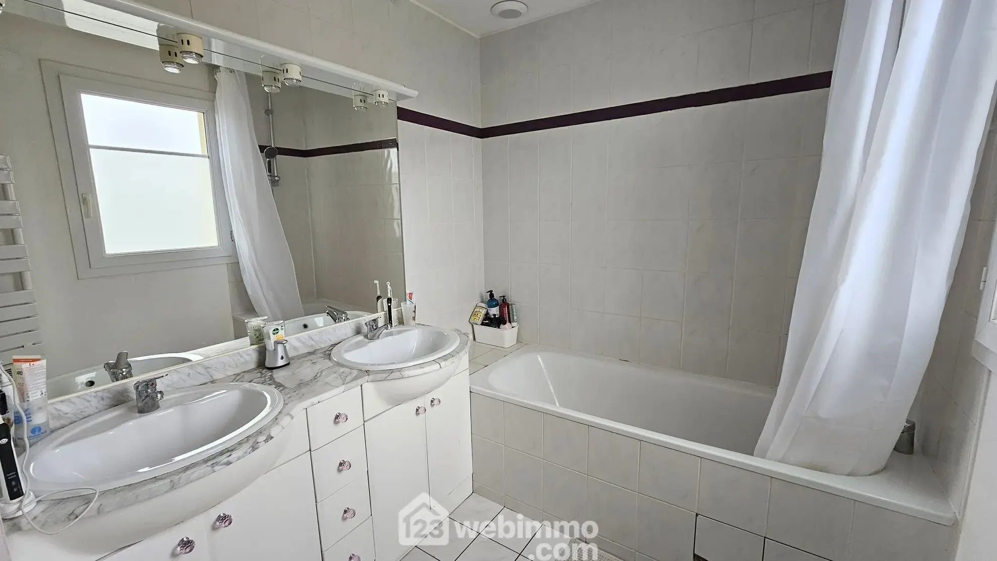 Maison à vendre de 90m² à Pringy, proche des commerces avec jardin et garage 