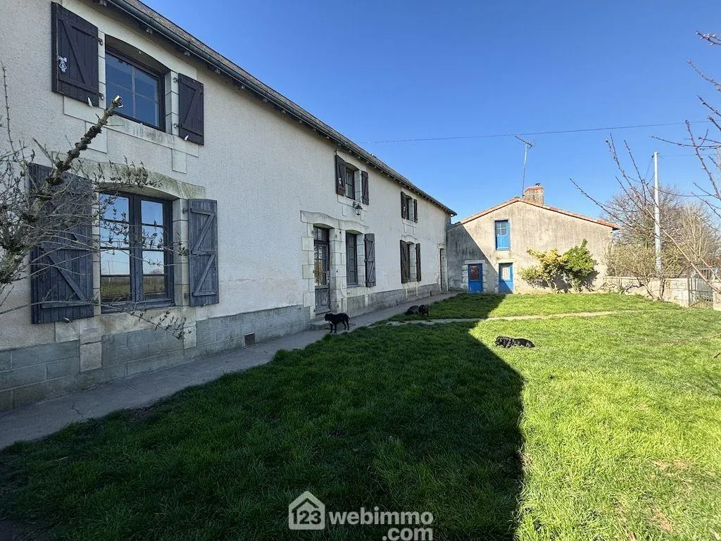 A vendre ensemble de deux maisons à La Puye - 265 m² habitable sur 2,2 ha 