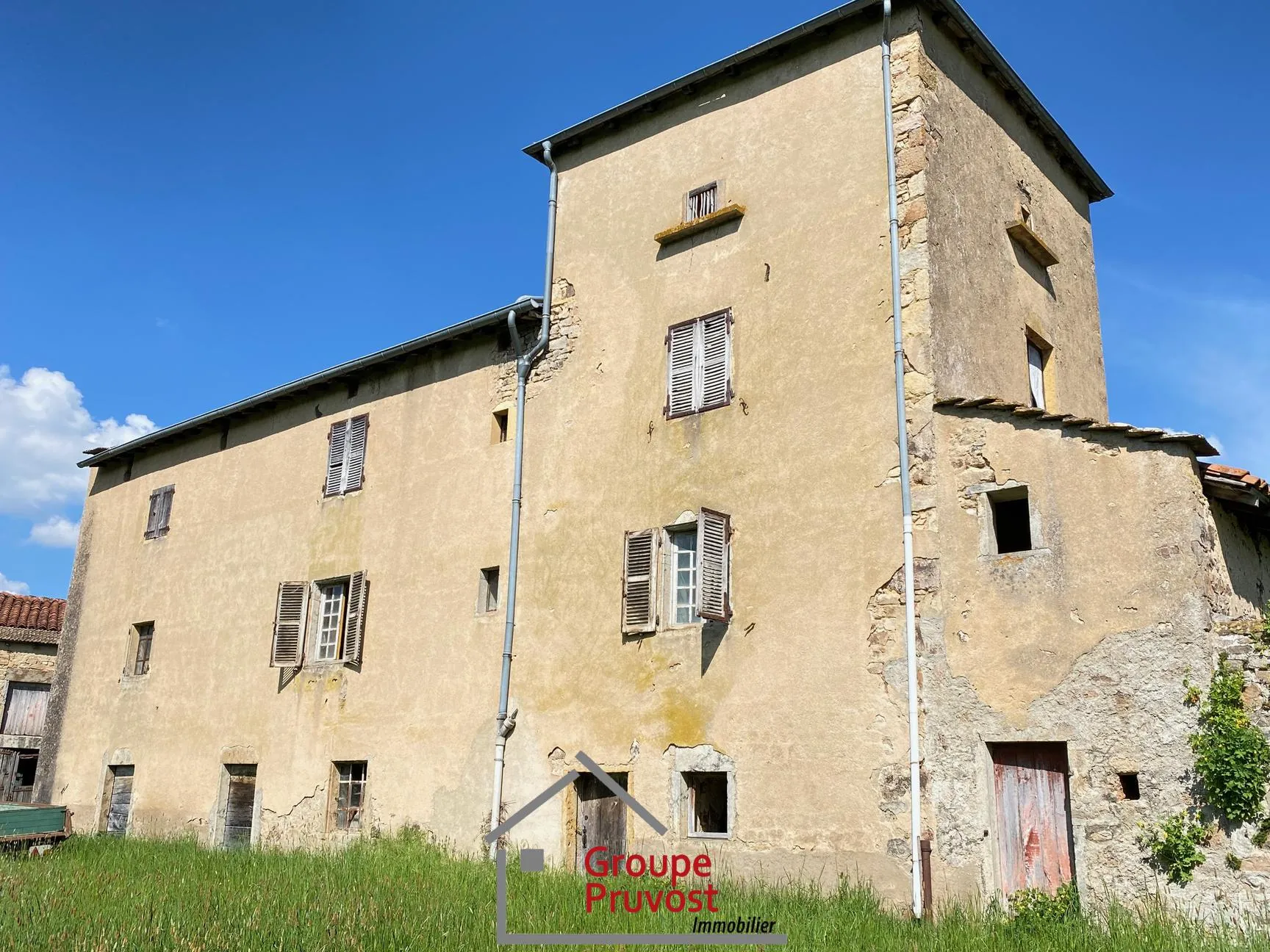 Belle propriété ancienne à Bourgvilain avec dépendances et terrain de plus d'un hectare 