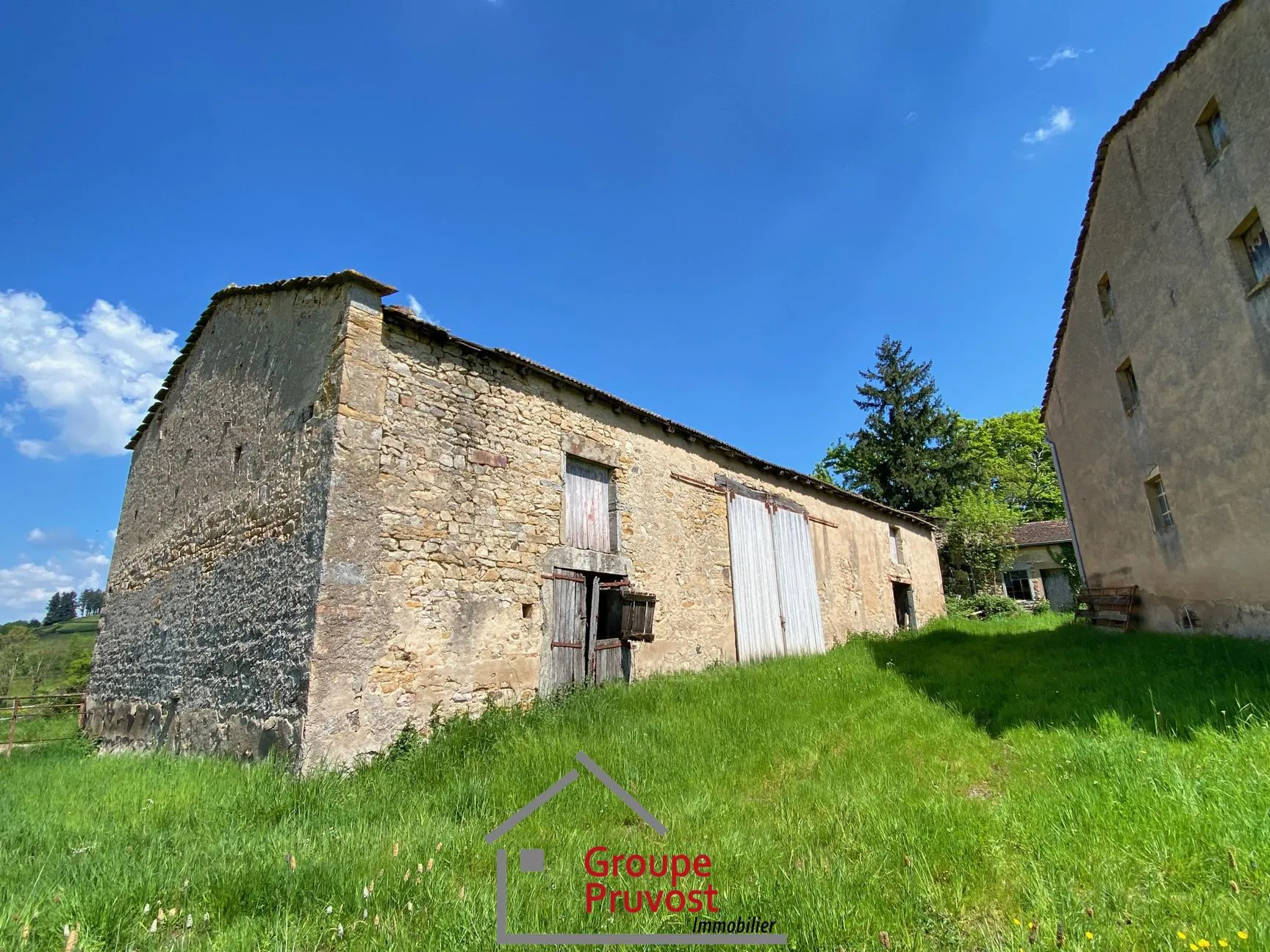 Belle propriété ancienne à Bourgvilain avec dépendances et terrain de plus d'un hectare 