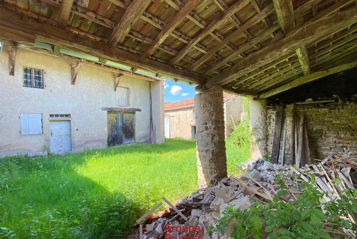 Belle propriété ancienne à Bourgvilain avec dépendances et terrain de plus d'un hectare 