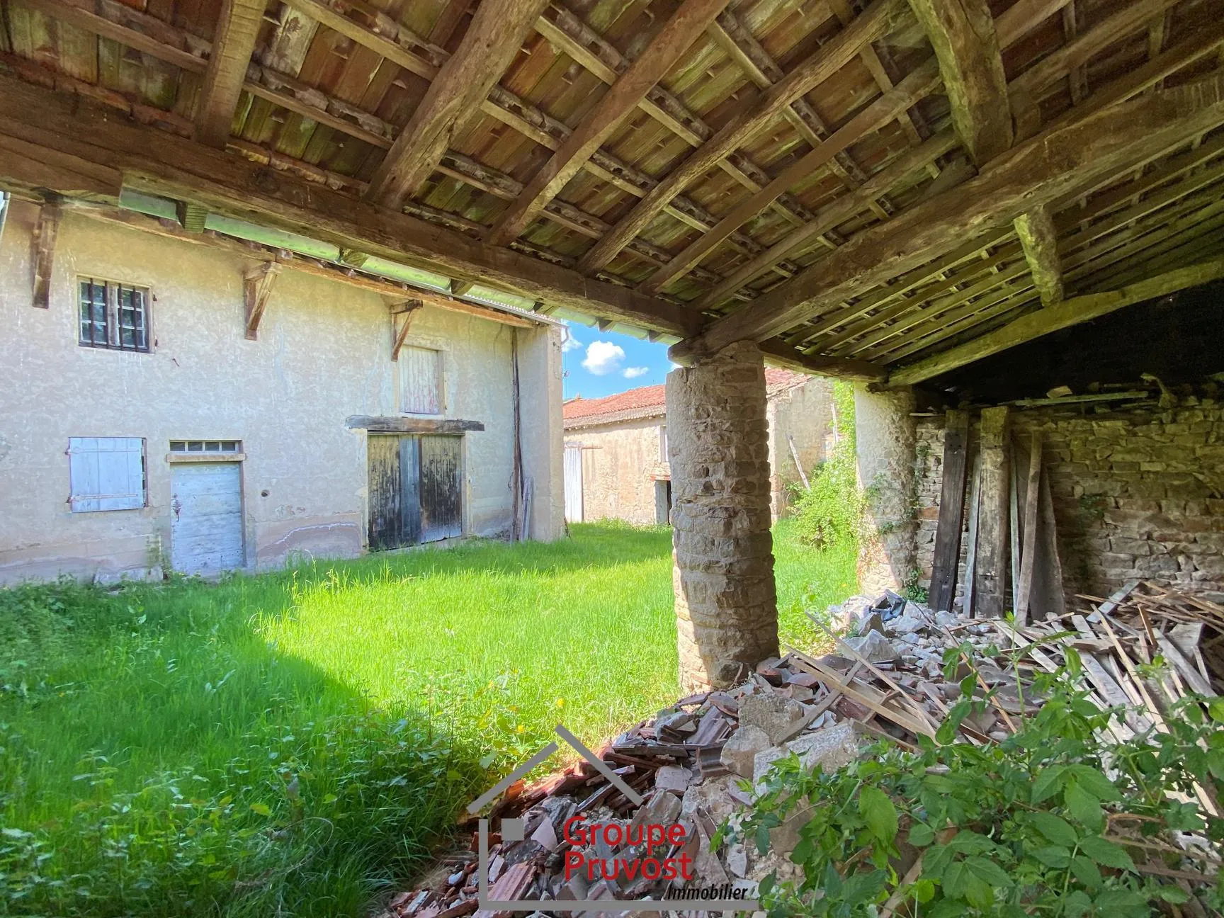 Belle propriété ancienne à Bourgvilain avec dépendances et terrain de plus d'un hectare 