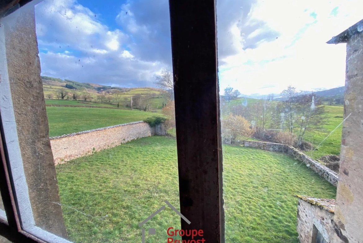 Belle propriété ancienne à Bourgvilain avec dépendances et terrain de plus d'un hectare 