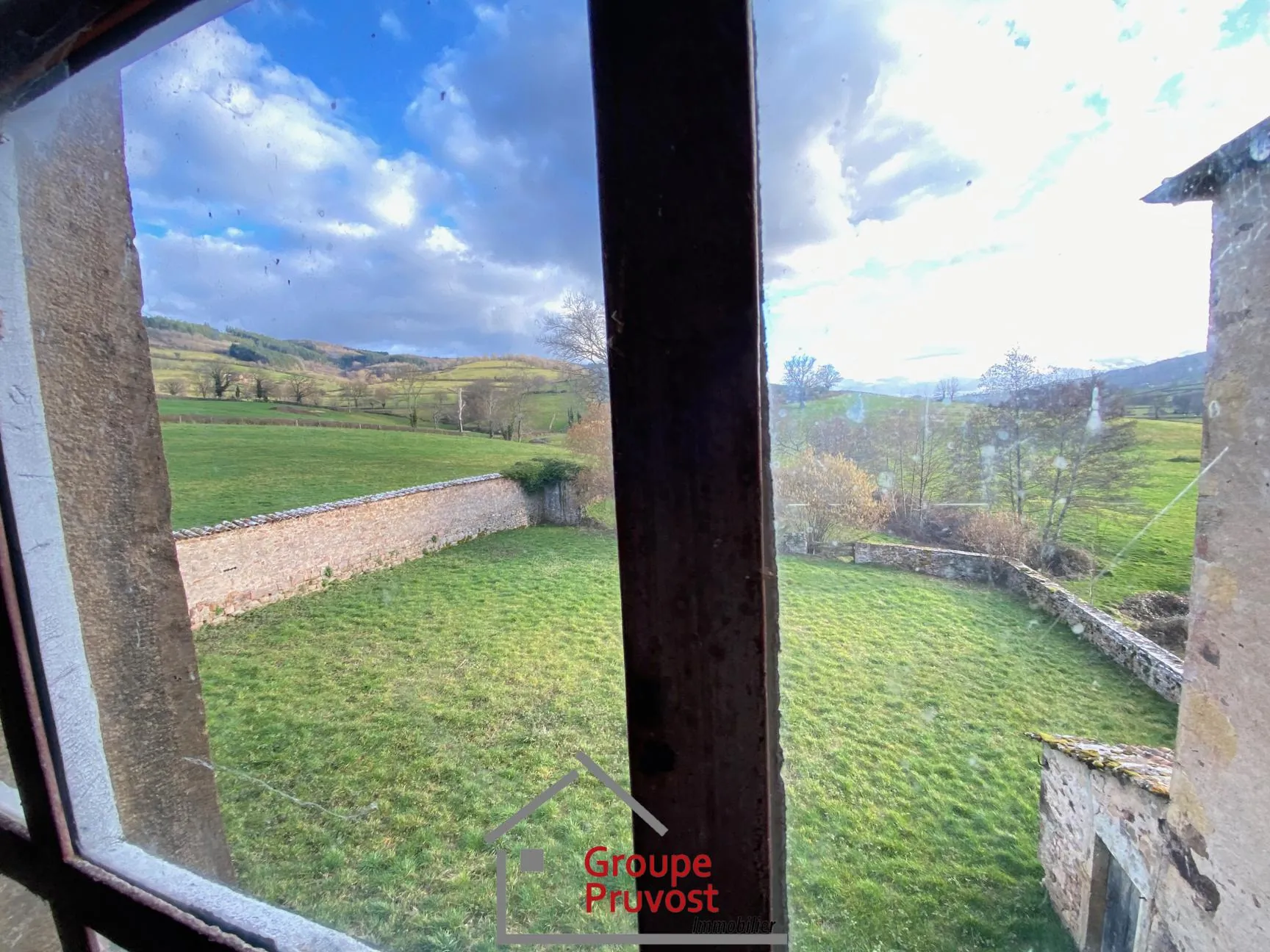 Belle propriété ancienne à Bourgvilain avec dépendances et terrain de plus d'un hectare 